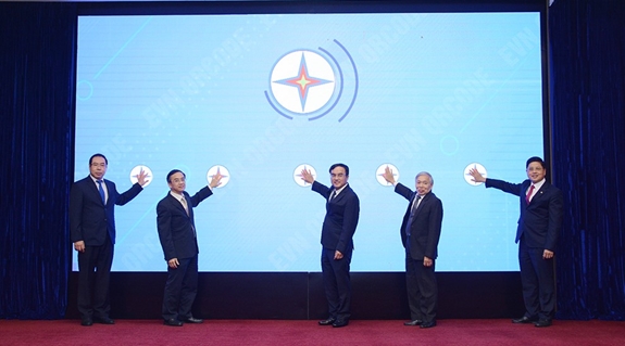 Các đại biểu thực hiện nghi lễ công bố EVN triển khai hóa đơn tiền điện ứng dụng QR code.